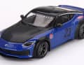 Der zweite Nissan ist ein Z im Liberty-Walk-Design und Blau