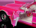Die Sitze bei diesem Batmobil sind weiß, das Lenkrad trägt aber Pink