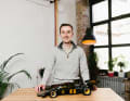 James Rodgers ist Manager und Privat-Pilot. Beim Bau des Lotus-Modells von Pocher in 1:8 kam der gestresste Experten merklich runter. ] Foto: Pocher