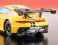 Die Fahrzeuge hat Carrera im kompakten Maßstab 1:50 gehalten. Der Porsche GT3 R misst bei Hybrid 9,5 Zentimeter