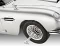 Never say never! Die typischen Agenten-Gimmicks müssen sein. So besitzt der Aston Martin DB5 von Revell auch als 1:24-Verkleinerung die Reifenschlitzer. ] Foto: Revell