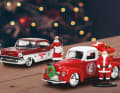Seinem Weihnachtsset in 1:32 spendiert Jada Toys neben den Oldtimern von Ford und Chevrolet auch fein gemachte Figurinen von Mrs. und Mr. Santa Claus ] Foto: Werk