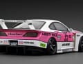 Die Heckansicht der weißen Silvia-Variante zeigt die massiven Karosserieanbauteile, die das Resinemodell in 1:18 extrem verbreitern
