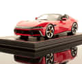 Auch beim 12Cilindri Spider in Rosso Imola legt sich MR Collection ganz besonders ins Zeug – wie bei jeder Ferrari-Verkleinerung  Foto: MR Collection