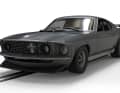 Auch der graue Ford Mustang Fastback Boss 429 von John Wick kommt im Maßstab 1:32 für die Autorennbahn