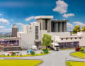 Die große Veltins-Brauerei von Faller in 1:87 könnte natürlich das Zentrum eines solchen Dioramas sein. Aber das wäre nur eine Idee. ]Foto: Werk