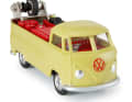 Wie beim Original so bleibt es auch bei der Neuauflage bei der cremefarbenen Lackierung mit rotem VW-Emblem und der roten Werkzeugkiste auf der großen Pritsche ] Foto: Corgi
