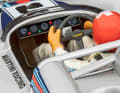 Der ehemalige Kit aus dem Formenfundus von Matchbox kommt mit passender Fahrerfigur zum Bastler. Berühmt für den Piloten Jo Siffert: Das Helmdesign in Rot mit dem weißen Schweizer Kreuz. ] Foto: Werk