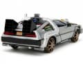 Auch in der Heckansicht sind die Finessen der Zeitmaschine auf Basis des DeLorean gut zu erkennen