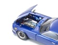 Der Kyosho-Nissan zeigt in 1:18 die Dreifach-Vergaser-Anlage mit Mikuni-Doppelvergasern im Top-Finish. ] Foto: Werk