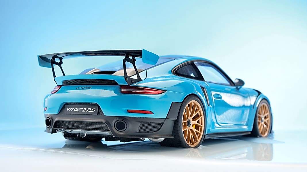 Autoart macht blau: Porsche 911 GT2 RS (992) von Autoart in 1:18