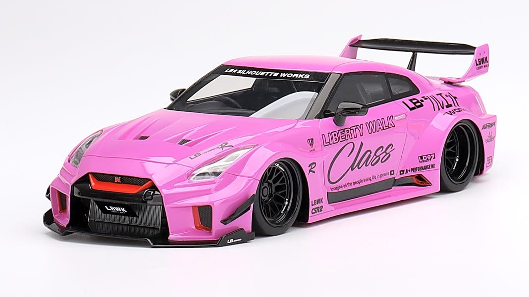 Der Nissan-Godzilla kommt in Pink bei True Scale Miniatures als 1:18-Hammer
