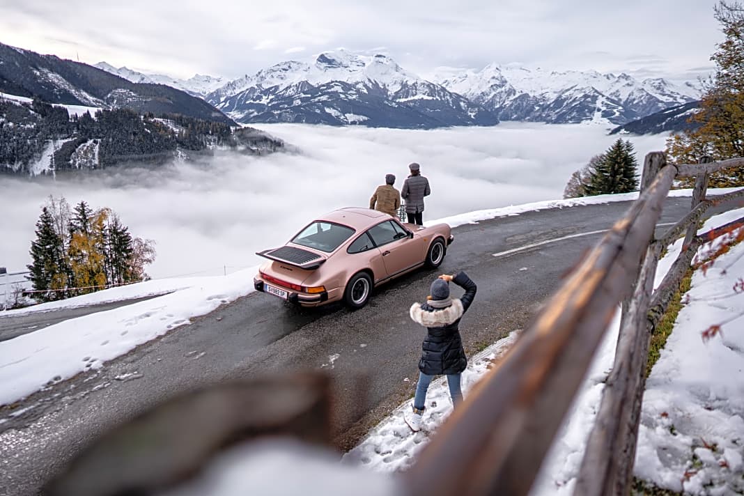 Bergmomente folgen auf Drehmomente. Hier oben lässt es sich gut aufladen. Mark Philipp Porsche und Arno Haslinger genießen den Augenblick. Carolina Porsche ihre neu entdeckte Leidenschaft: die Fotografie.