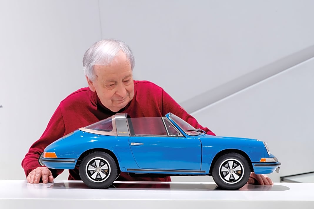 Elmar Roßmayer hat den blauen Porsche 911 Targa vor 54 Jahren komplett von Hand gebaut. Roßmayer lernte bei Maybach, der Auftrag für das 1:5-Modell kam aus Zuffenhausen.