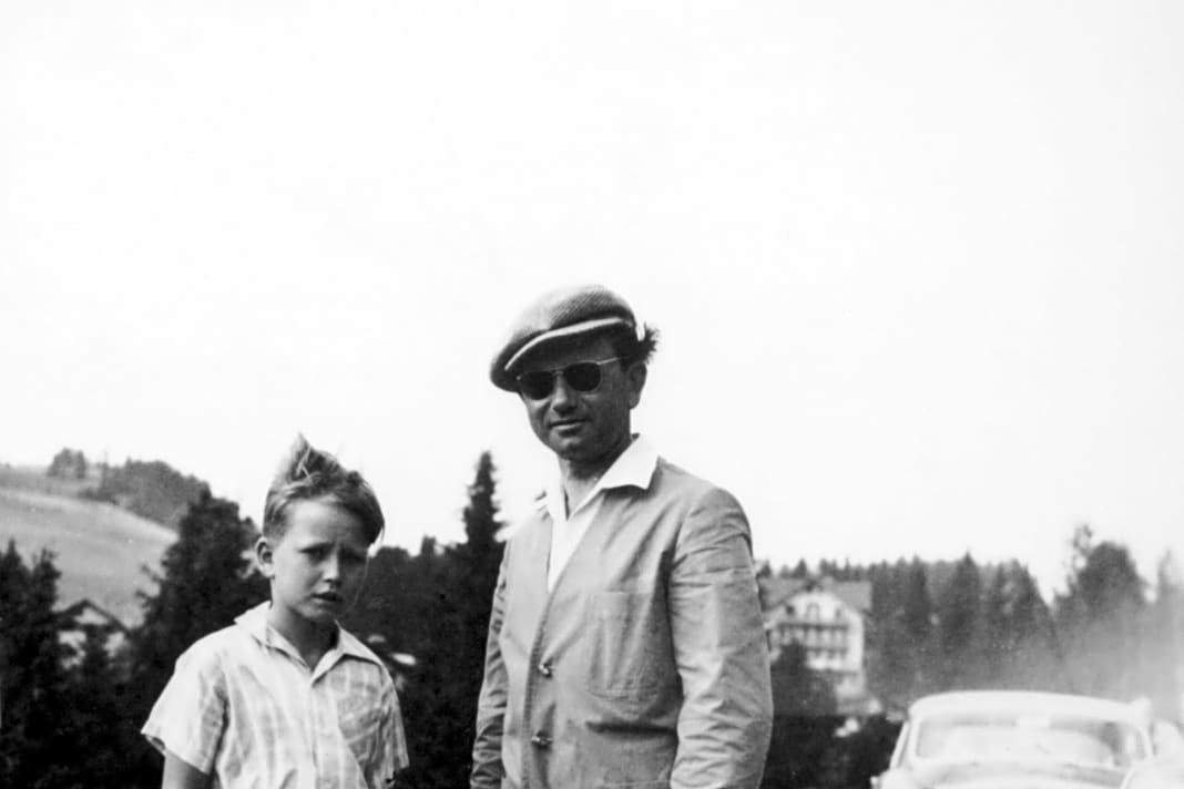 Familienfoto. Ferry Porsche mit Sohn Wolfgang bei Versuchsfahrten in der Schweiz, wahrscheinlich im August 1954; im Hintergrund der Studebaker, der eigentlich ein Porsche ist.
