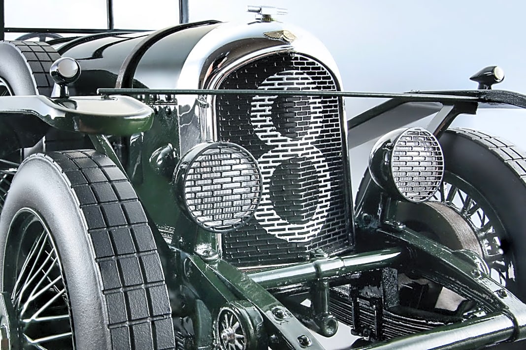 Der Bentley 3 Litre war der erste Topseller der britischen Marke und gewann Le Mans. Der 1:18er von Tecnomodel schließt diese Lücke überzeugend.