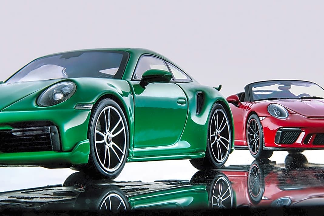 In Sachen Proportionen, Detaillierung, Lackierung und Montage-Qualität hat das Porsche-Trio aus Aachen die 1:43-Nasenspitze ein Stück voraus 