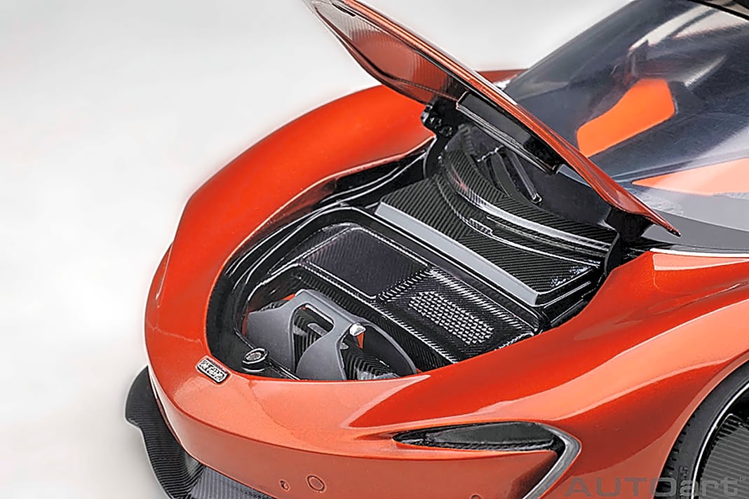 In Sachen auf die Spitze getriebene Aerodynamik geht auch das 1:18-Modell des McLaren Speedtail sehr gekonnt ins Detail