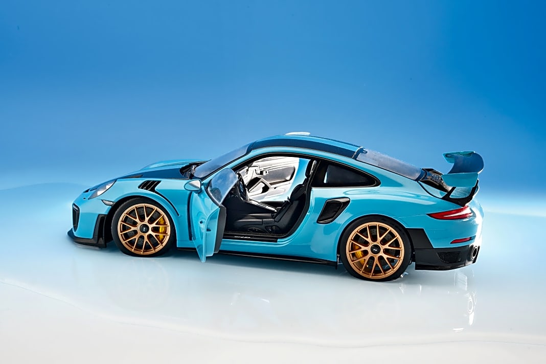 Mit dem Porsche 911 (992) GT2 RS liefert Autoart noch in diesem Jahr in 1:18 eine sehr gelungene Miamiblaupause zum heißesten Elfer