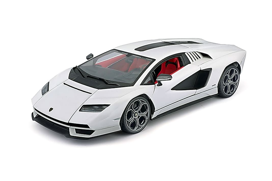 Erste Werksbilder zeigen den Lamborghini Countach LP 800-4 von Maisto/Bauer in Impact-Weiß als Die- Cast-Modell in 1:18