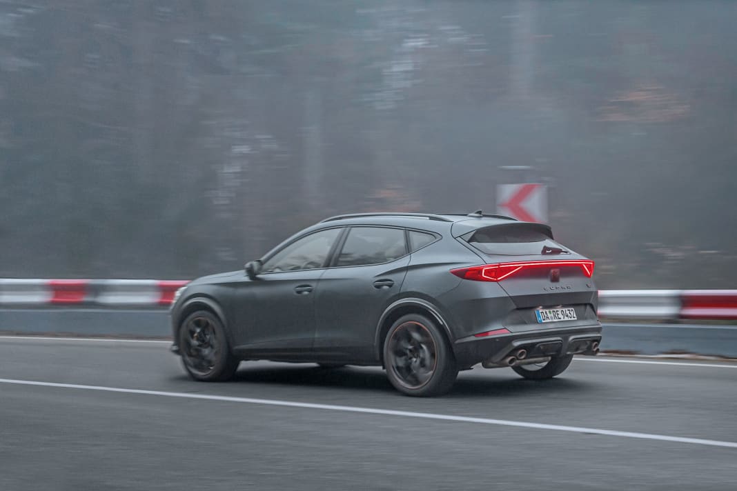 Grip, grip, hurra: Der 4Drive-Allradantrieb setzt die Momente des Fünfzylinder-Turbo längs souverän in Vortrieb um. In Erinnerung verhaftet bleibt auch die bestechende Agilität quer, die der Torque Splitter meisterhaft zelebriert | Fotos Jan Bürgermeister, Audi (1)