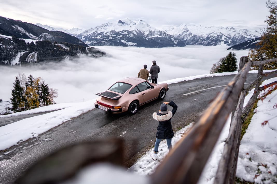 Bergmomente folgen auf Drehmomente. Hier oben lässt es sich gut aufladen. Mark Philipp Porsche und Arno Haslinger genießen den Augenblick. Carolina Porsche ihre neu entdeckte Leidenschaft: die Fotografie.