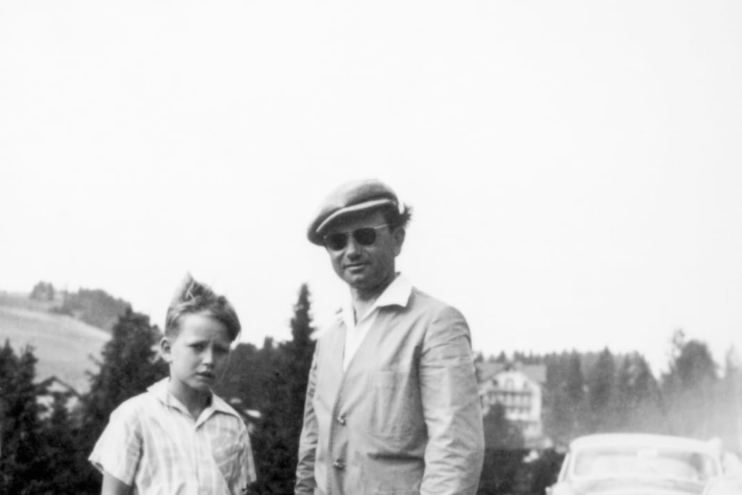 Familienfoto. Ferry Porsche mit Sohn Wolfgang bei Versuchsfahrten in der Schweiz, wahrscheinlich im August 1954; im Hintergrund der Studebaker, der eigentlich ein Porsche ist.