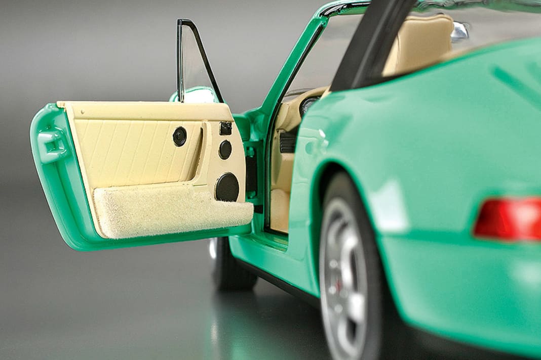 Das Soundsystem in den Türinnenteilen des 964ers von Norev trägt Schwarz, im Kofferraum des 1:18-Modells ist dagegen Teppich an Bord