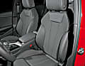 Zu den komfortablen Seriensitzen mit Stoffbezug gibt es variable Kopfstützen (125 Euro) sowie eine Mittelarmlehne (vorn) zu 190 Euro
