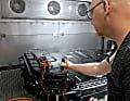 Im Audi Batterietechnikum Gaimersheim werden Lebensdauer- und Schnellladetests mit mehreren hundert Zellen durchgeführt