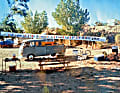 Der Beginn einer Legende Das Bulli-Treffen am Lake Havasu in Arizona fand vor dreißig Jahren zum ersten Mal statt. Gleichgesinnte nutzten die tolle Location am See, um gemeinsam ein entspanntes Wochenende zu erleben. Heute folgen viele dem Ruf, ist »Busses by the Bridge« doch das größte Bulli-Treffen Amerikas. 2019 stellten hier 687 Busse gar einen Weltrekord auf.