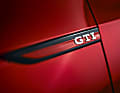 Typisch ist auch der GTI-Schriftzug an den Kotflügeln, neu ist hingegen eine Lackierung im Farbton „King Red Metallic“ zu 740 Euro