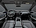 Serienmäßig verbaut sind das Audi Virtual Cockpit Plus und das MMI Navigation Plus mit Routenplaner und Ladeplanung