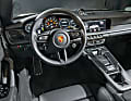 Horizontal geprägtes, sportlich-nüchternes 911- Cockpit mit perfekter Ergonomie