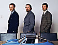 Vor 54 Jahren: Ferdinand Piëch, Ferdinand Alexander Porsche und Hans-MIchel Piëch stolz vor dem blauen 1:5-Modell von Elmar Roßmayer, das auf dem Besprechungstisch parkt. Heute steht der Meilenstein in der Sonderausstellung des Museums.