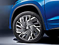Beim RS sind neue, in Schwarzmetallic lackierte, glanzgedrehte 20-Zoll-Räder „Sagitarius“ mit aerodynamischen Blenden Serie