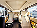 Aktuelle MOIA-Shuttles kommen mit komfortablem Ambiente mit Einzelsitzen und Gepäckablage