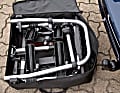 Mit 13 Kilo Gewicht und den Maßen einer mittelgroßen Reisetasche ist der Fahrradträger von VW Zubehör unschlagbar kompakt