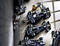 Die beiden Lotus Typ 77 parken auf unserem Aufmacherbild oben, die Formel-1-Renner des Lotus 91 stehen unten und rechts