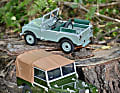 Der Land Rover wurde für die Land- und Forstwirtschaft entwickelt. Schuco baut die automobile Ikone gleich doppelt in 1:12 und aus Resine.