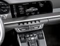 Das Sport Chrono Paket mit Mode-Schalter, Porsche Track Precision App & Reifentemperaturanzeige kommt ab Werk, ebenso das Communication Management System mit Navigation und Sprachbedienung