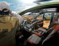 Mit dem Ford Ranger teilt sich der neue Amarok die Plattform, dennoch zeigt der Blick ins Cockpit die Eigenständigkeit des Volkswagen. Digital-Instrumente, großer Hochkant-Bildschirm, kleiner Automatik- Wahlhebel und frisches Interieur-Design lassen auf viele Neuerungen schließen. Das Stahlschiebedach soll aber nur eine Idee aus der Design-Abteilung bleiben