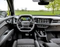 Das futuristisch anmutende Cockpit ist zum Fahrer orientiert und top verarbeitet. Neu ist die zentrale Bedieninsel mit Fahrstufen-Shifter sowie das neue Lenkraddesign samt Touch-Bedienflächen