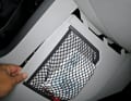 Seitliche Verkleidung der Mittelkonsole nach hinten und unten ziehen | Fotos Inbay (15), Jens Küster (15)