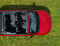 Platz für vier und eine wie einst im offenen VW Golf z-förmig gefaltete Stoffmütze im Heck – so lässt es sich im T-Roc Cabrio prima cruisen