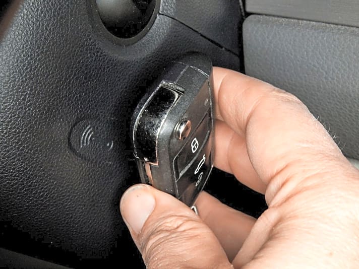   04.
 	Bei Keyless-Autos Schlüssel an markierte Stelle anlegen, um die Zündung anzuschalten