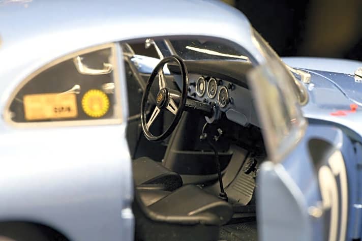 Bis in das Renncockpit hinein haben die Entwickler der 1:18-Miniatur des »V2« von Schuco versucht, den weltberühmten und erfolgreichen Porsche 356er in allen Details originalgetreu umzusetzen. | n. | FOTOGRAFIE: MARKUS BOLSINGER