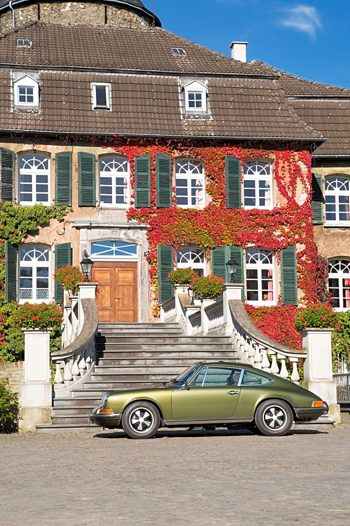 Wohlbehütet: Ein Porsche mit langer Liste edler Vorbesitzer ist vielleicht eher ein Sammlerstück und erfreut als Schmuckstück auf Kies vor Freitreppe.