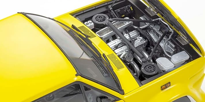 Das Kyosho-Modell des Fiat 131 Abarth in Straßenversion kommt mit beweglichen Türen und Hauben zum Kunden und zeigt darüber hinaus eine extrem hochwertige Detaillierung mit gelungenem Motor ]Foto. Werk