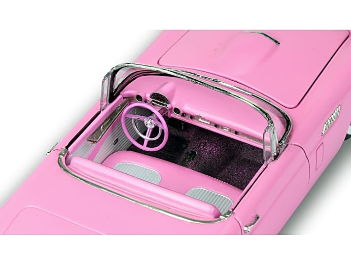 Unternehmen Colour-Storm: Auch im Bereich der Inneneinrichtung bekennt der T-Bird von Revell mit Sitzen in Pink und Weiß sehr überzeugend Farbe, wenn der Bastler es denn will.